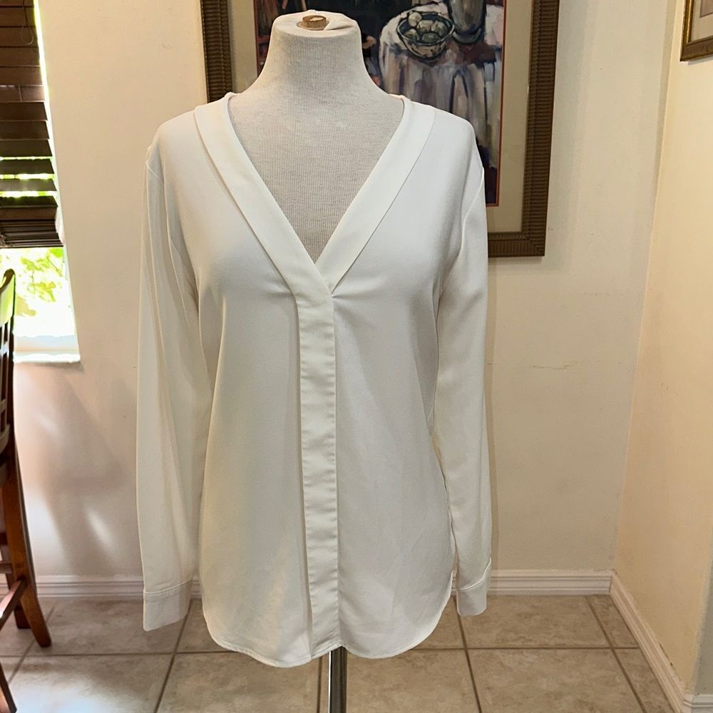 Ann Taylor Factory Elegant Winter White V-Neck Blouse Size Medium